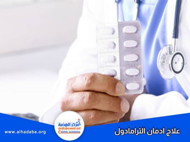طبيب يمسك بشريط ترامادول ويبين كيف يتم علاج ادمان الترامادول