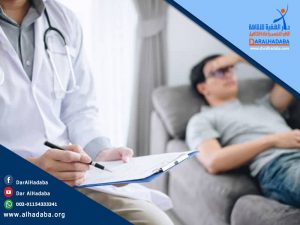 شخص مريض وامامه طبيب يشرح له كيفية علاج اعراض انسحاب الكودايين